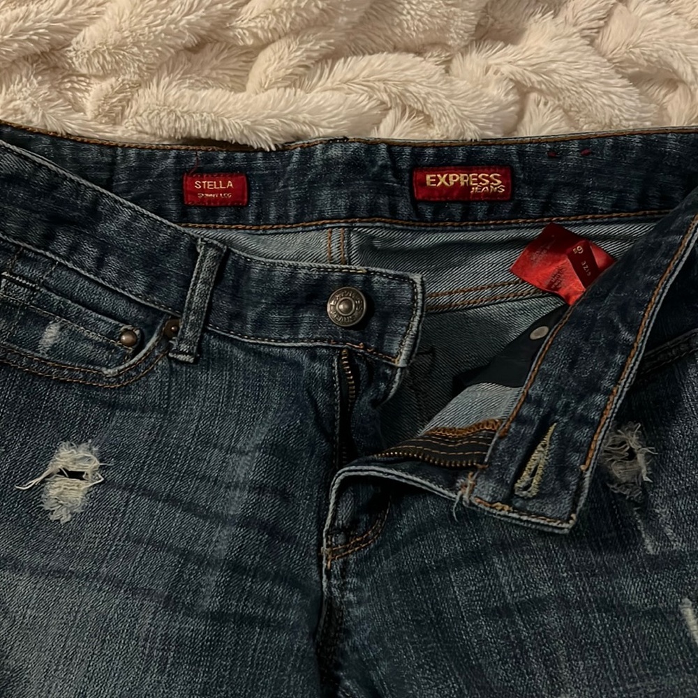Size 6 short, Skinny leg express jeans, Stella, distressed.